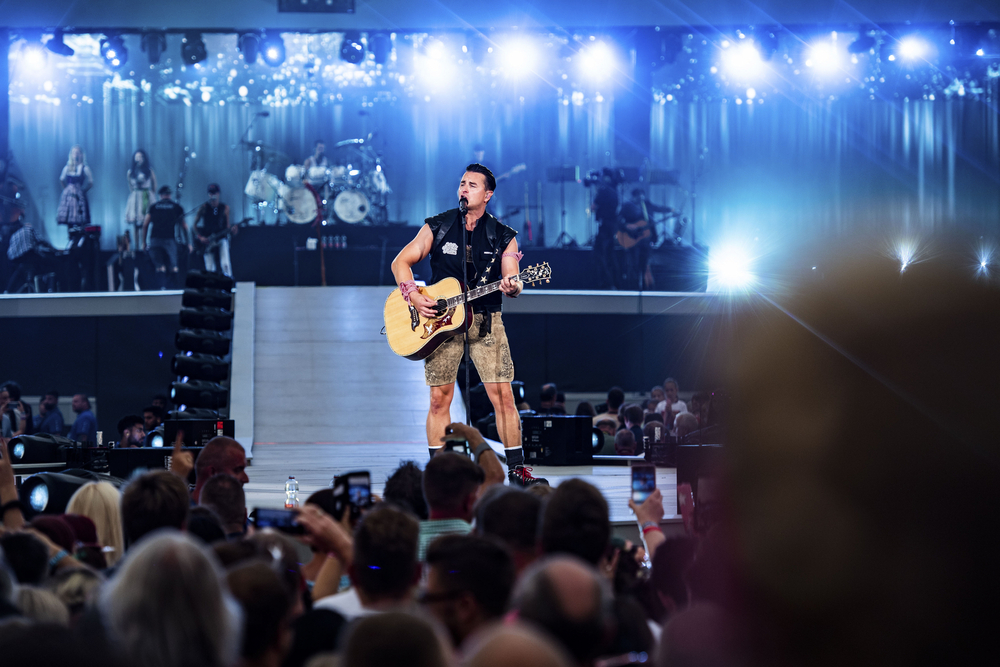 Andreas Gabalier spiel auf der Bühne Gitarre