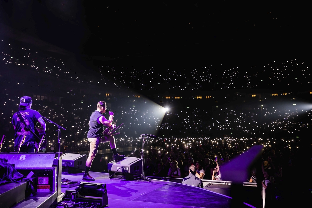 Andreas Gabalier singt auf der Bühne - Rückenansicht